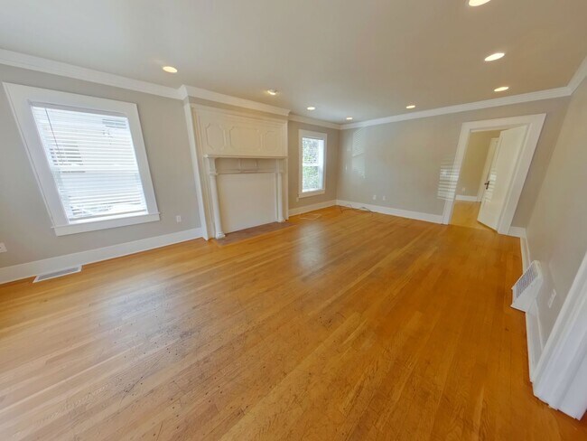 Building Photo - Gorgeous Campus Home, 5 Large Sized Bedrooms