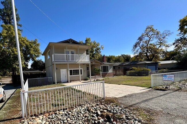 Foto del edificio - 4 BED 2.5 BATH IN SOUTH REDDING