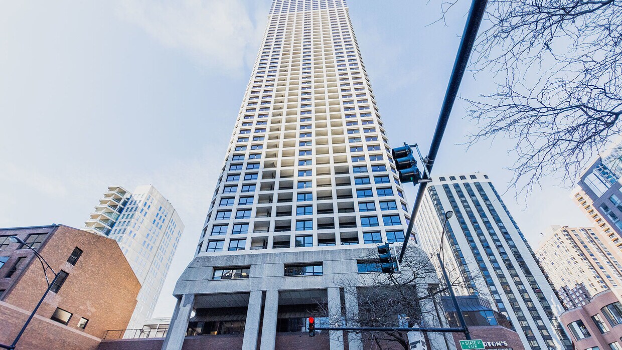 Foto principal - 1030 N State St