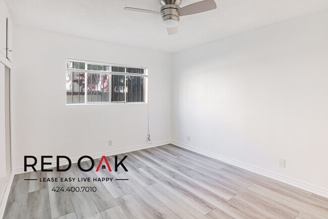 Building Photo - Spacious, Bright, and Sunny Completely Rem...