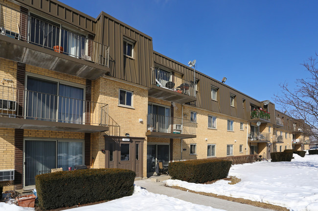 Building Photo - Fairway Greens Apartments