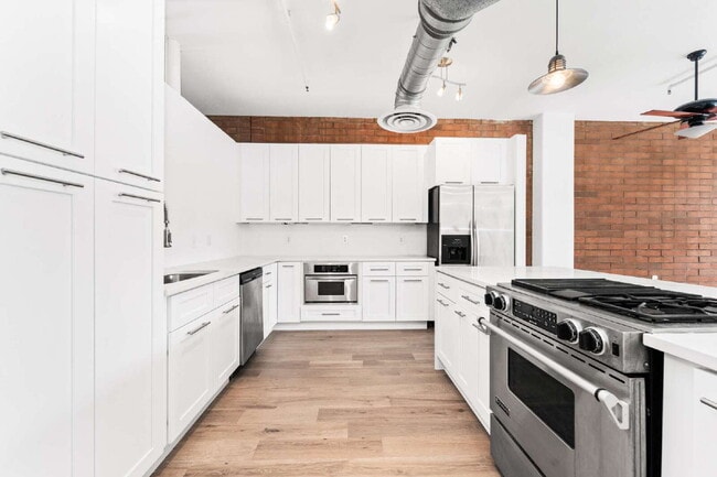 Building Photo - $2,350.00 - 1 Bed 1 Bath Condo with Centra...