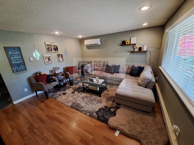 Building Photo - Wonderful 3 Bedroom, 1 Bath With Garage an...