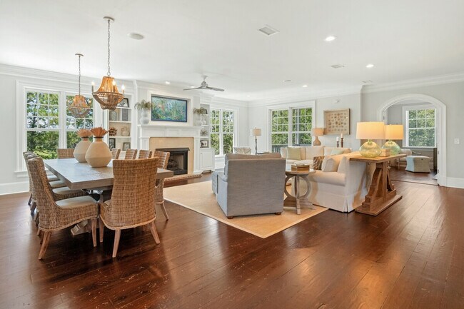 Foto del edificio - 743 Collins Meadow Dr