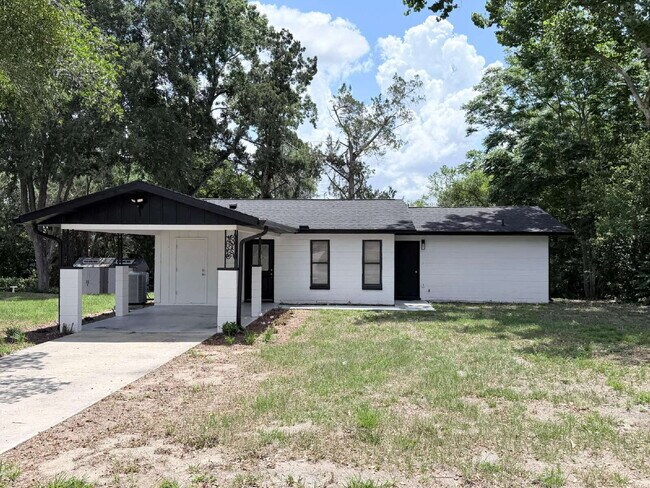 Building Photo - Available Now | Move-In Ready Rental in SE Ocala/Silversprings Shores