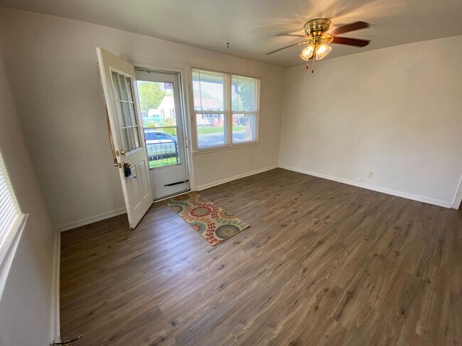 Building Photo - Quaint 2 Bedroom 1 Bathroom single family ...