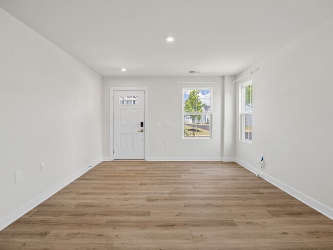 Foto del edificio - Move In Special - Greenville Dream Townhome: Modern 3 BR, 2.5 BA Steps from the Swamp Rabbit Trai...