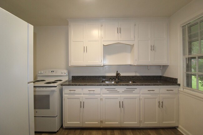 Building Photo - June FREE On This Updated 1 Bedroom 1 Bath Duplex in Navy Hill Area in Olathe