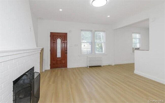 Building Photo - 11 Floyd Pl