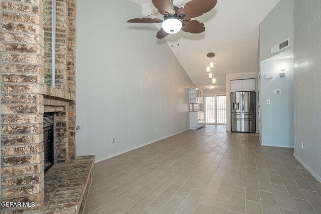 Building Photo - 1904 Estrada Dr
