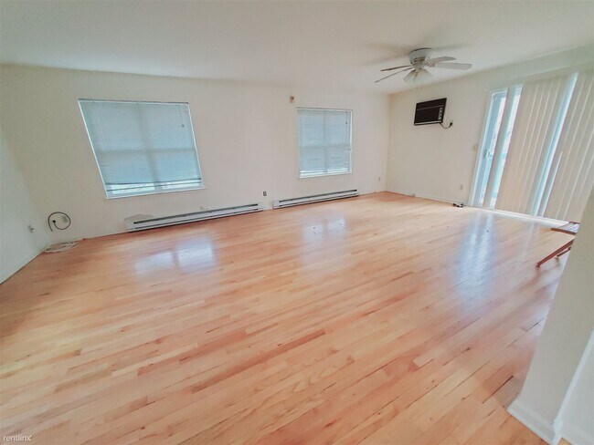 Building Photo - 2 br, 1.5 bath Townhome - 40 Windsor Rd Apt E