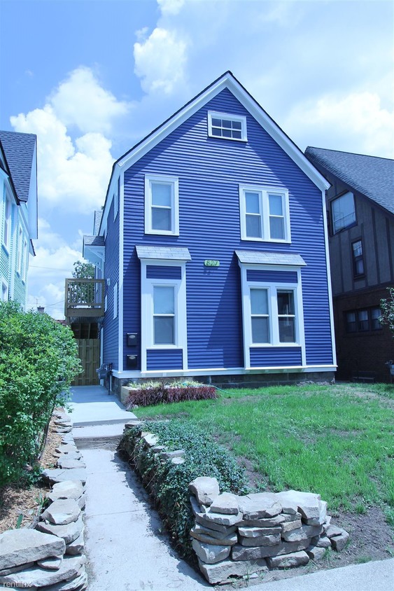 Building Photo - 827 E University Ave