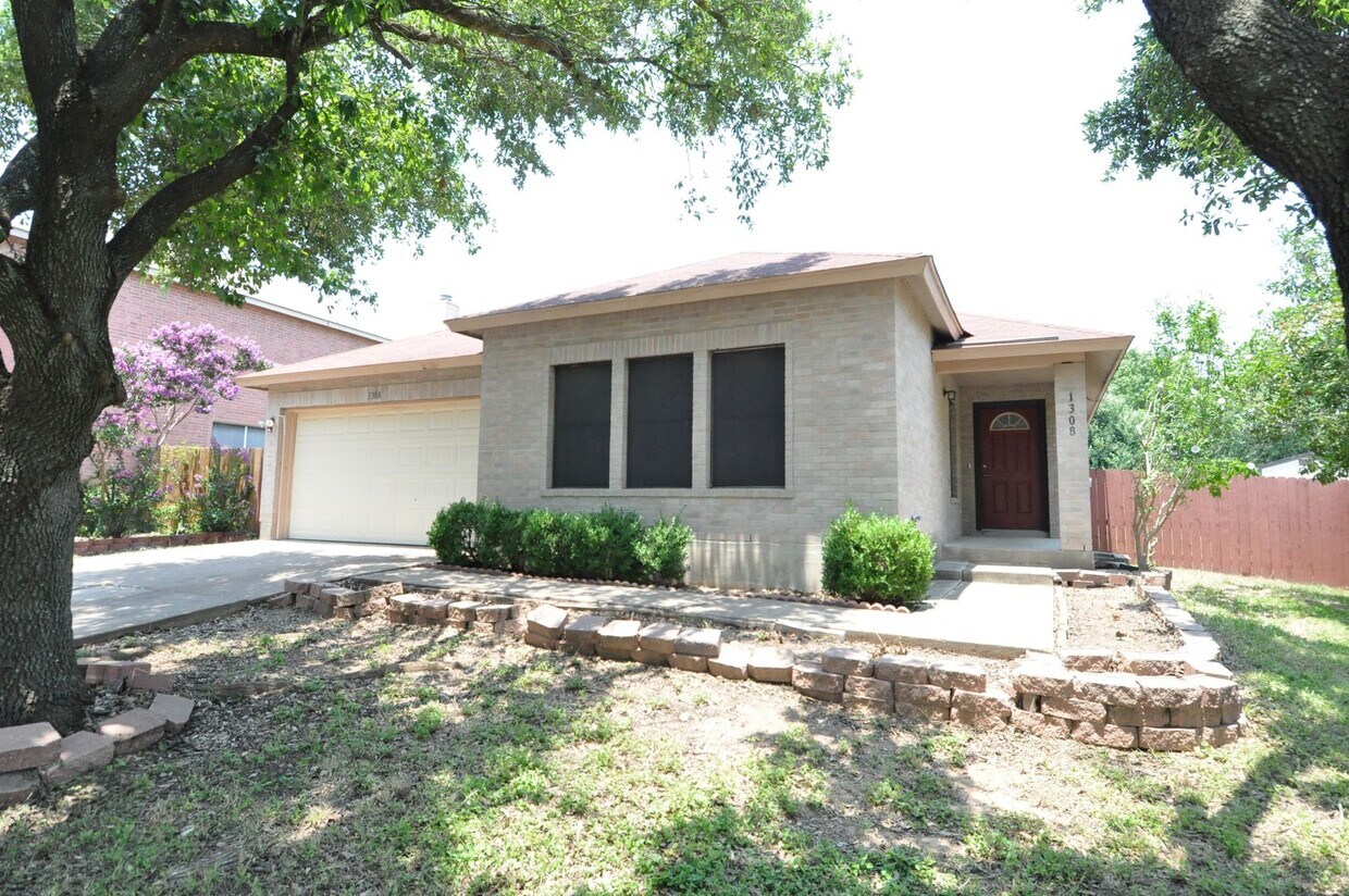 Foto principal - Available NOW! 4 bedrooms, one story, Grea...