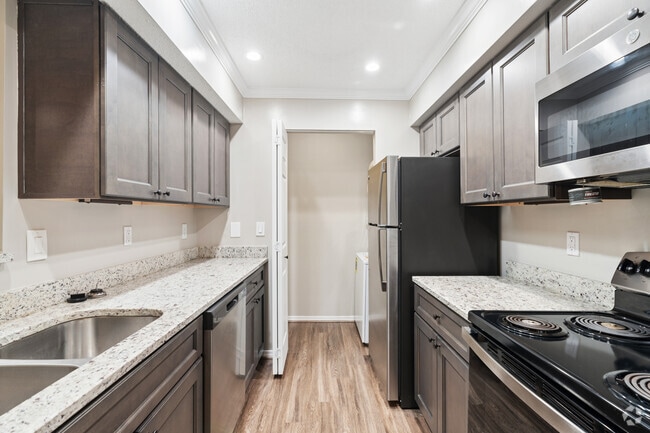 2BR, 2BA - 1,100SF - Kitchen - Dunwoody Ridge