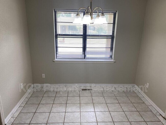 Building Photo - 5507 Fresno St