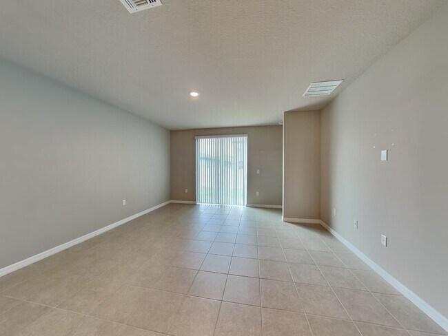 Foto del edificio - 2410 Brassie Ct