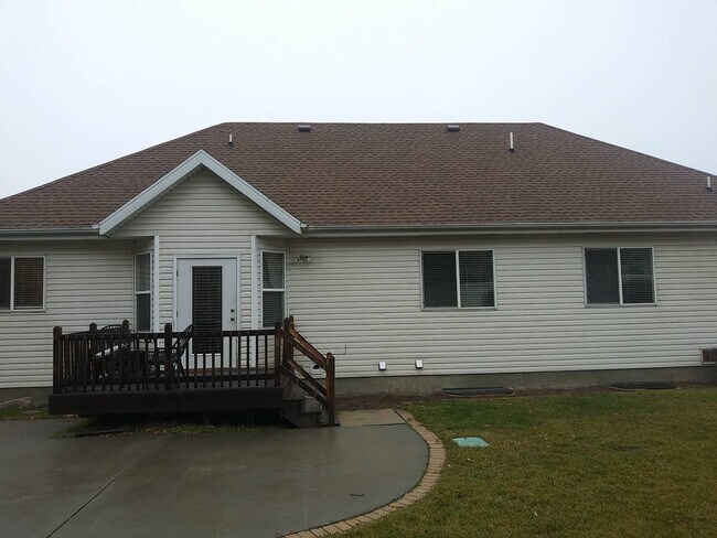 Building Photo - 3 bedroom 2 bath Home in cul-de-sac