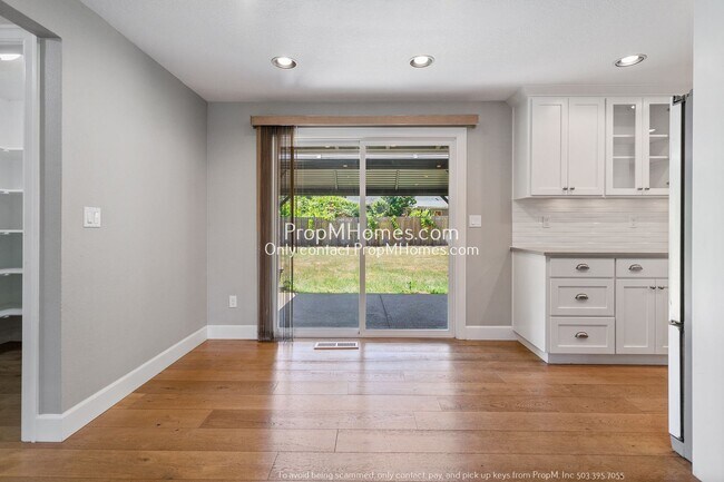 Foto del edificio - Updated Three Bedroom Home in Lake Oswego!