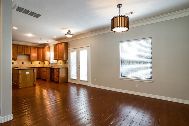 Building Photo - 612 Spruce Dr