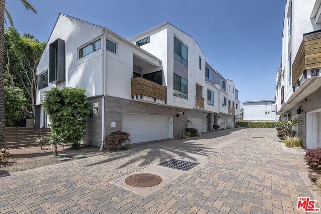 Building Photo - 10704 Octave Ln