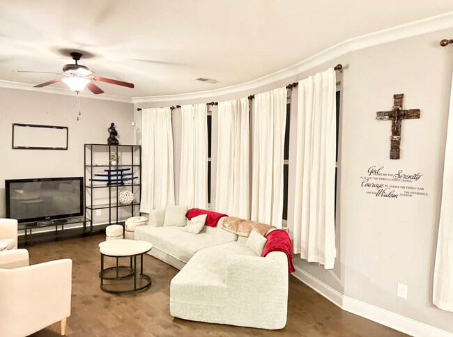 Foto del edificio - 819 Burch Creek Dr