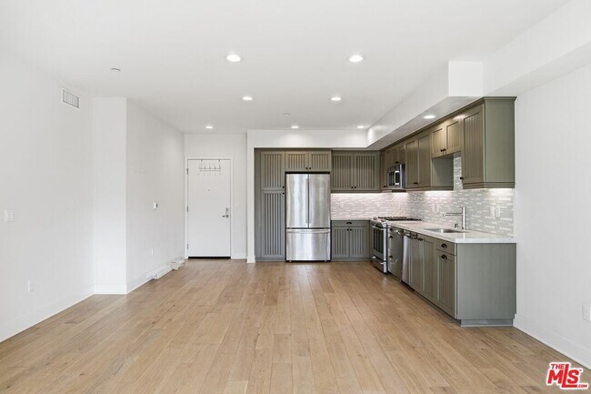 Foto del edificio - 627 Deep Valley Dr
