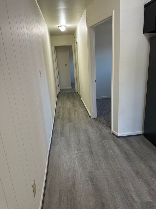 Foto del edificio - Large 2 Bedroom, 1 Bath Apartment in Old SW
