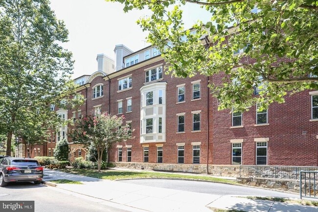 Building Photo - 1633 N Colonial Terrace