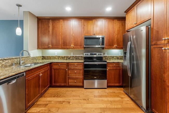 Building Photo - Beautiful & spacious 2 bedroom end unit condo in coastal Oceanside