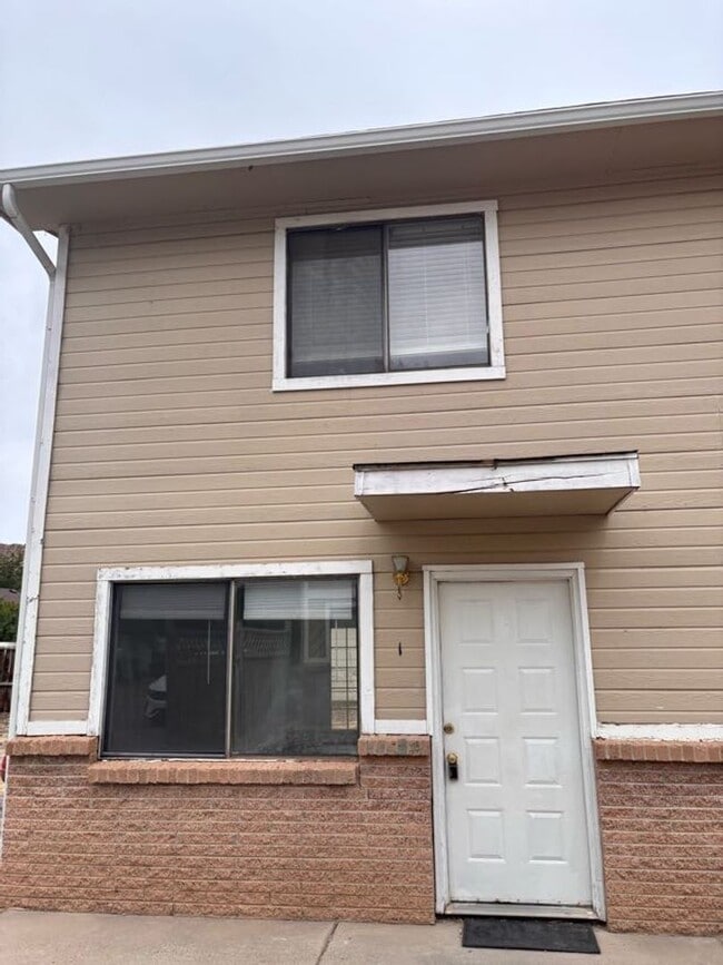 Building Photo - 862 Iowa Ave