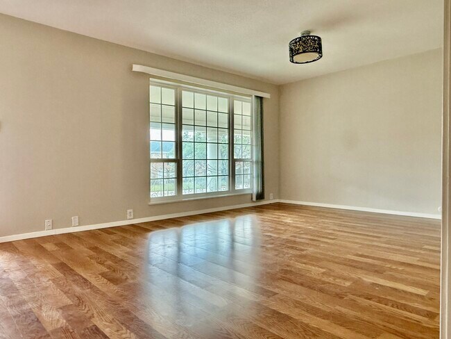 Spacious office area - 2101 Fountain View Dr