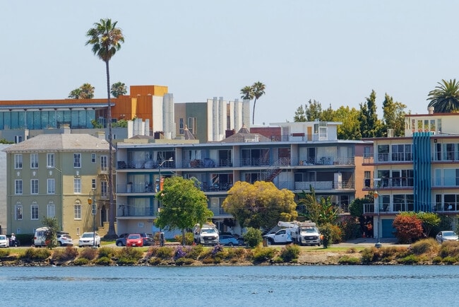Building Photo - Lakeshore Gardens