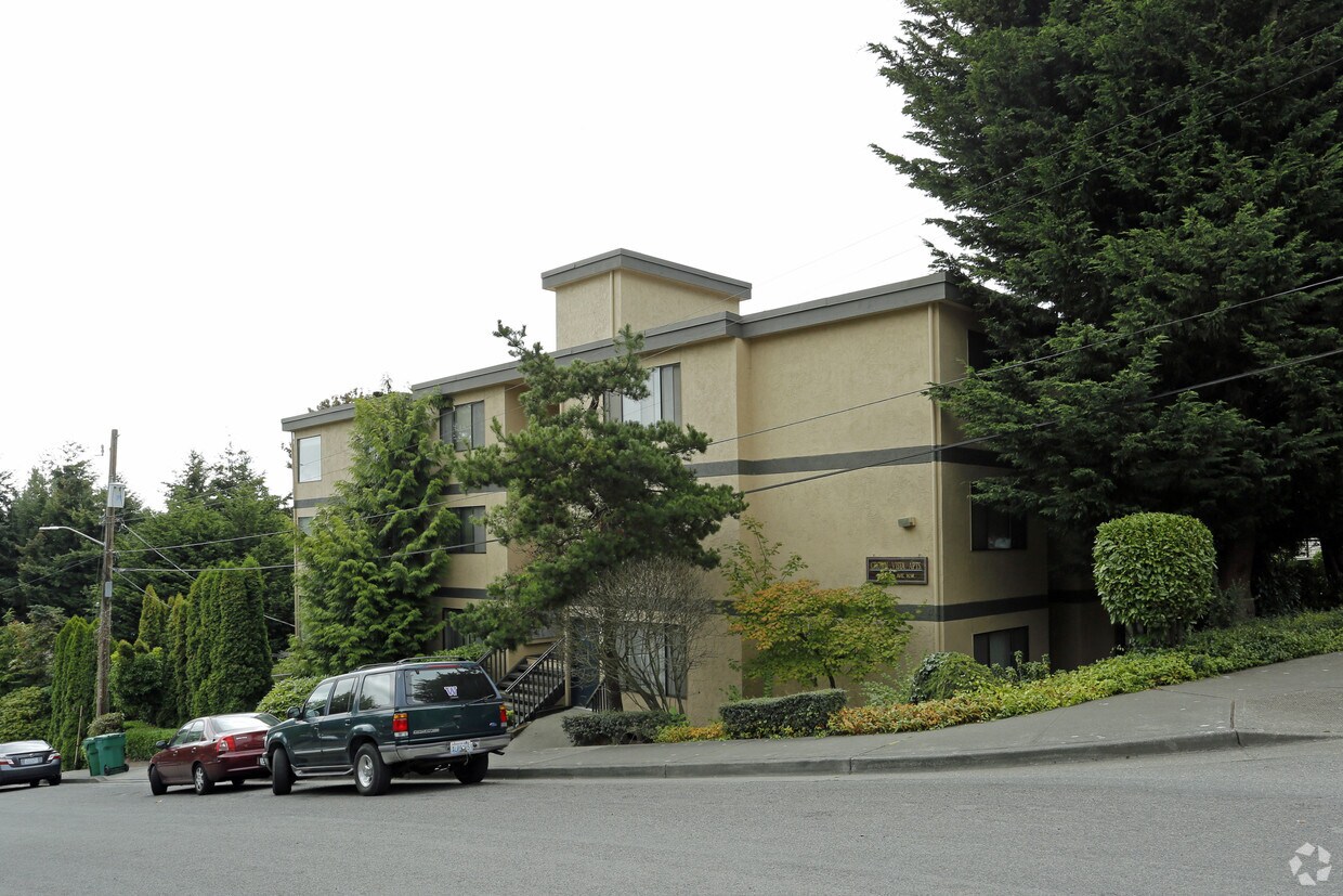 Primary Photo - The Crown Vista Apartments