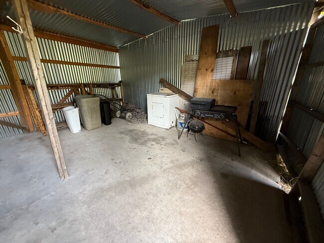 Building Photo - 2 Bed 1 Bath House, Gas Heat & Hot Water