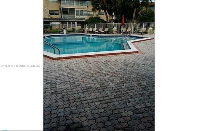 Building Photo - 5011 W Oakland Park Blvd