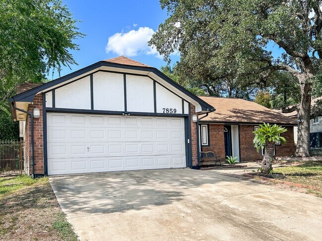 Foto del edificio - Inviting Northwest San Antonio Home - Fire...