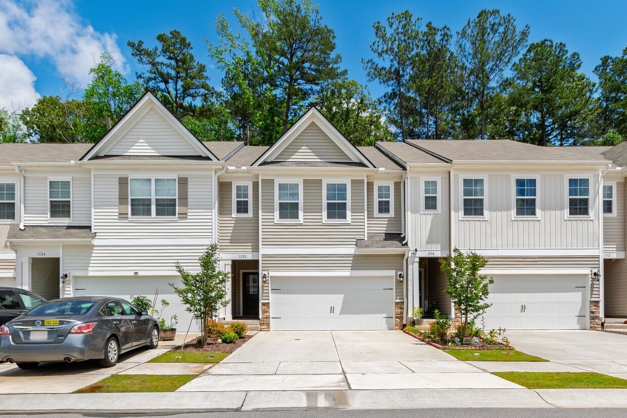 Primary Photo - Modern Townhome in Sought-After Morrisville!