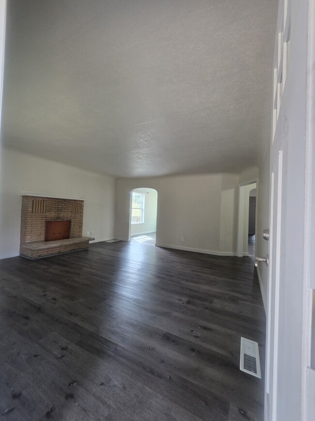 Building Photo - 640-MHH2640 South St NE