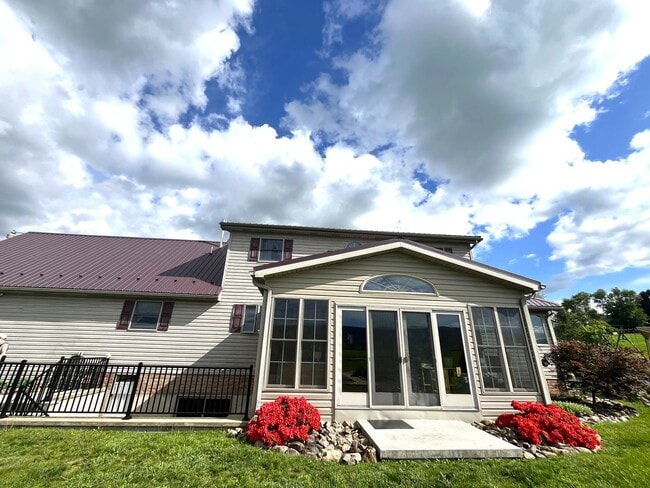 Building Photo - Spacious 4BR/3.5BA Single Family Home on 2...