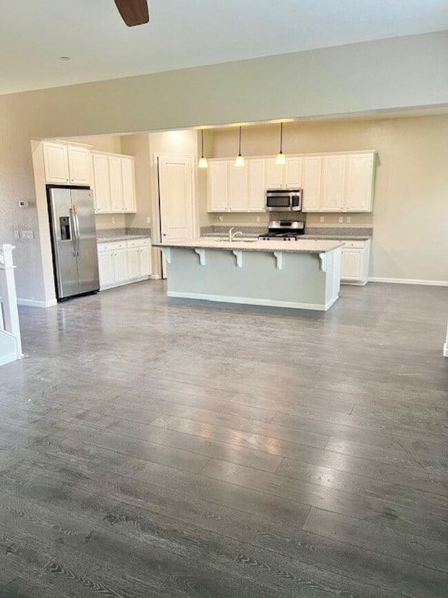 Building Photo - Northwest Bakersfield Gated Home