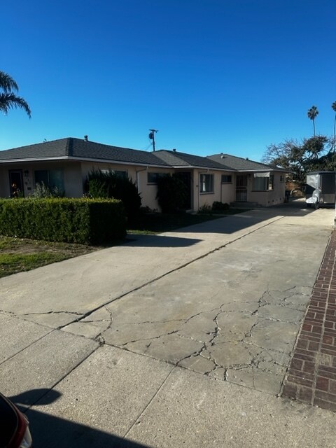 Tri-plex - 207 Lang St