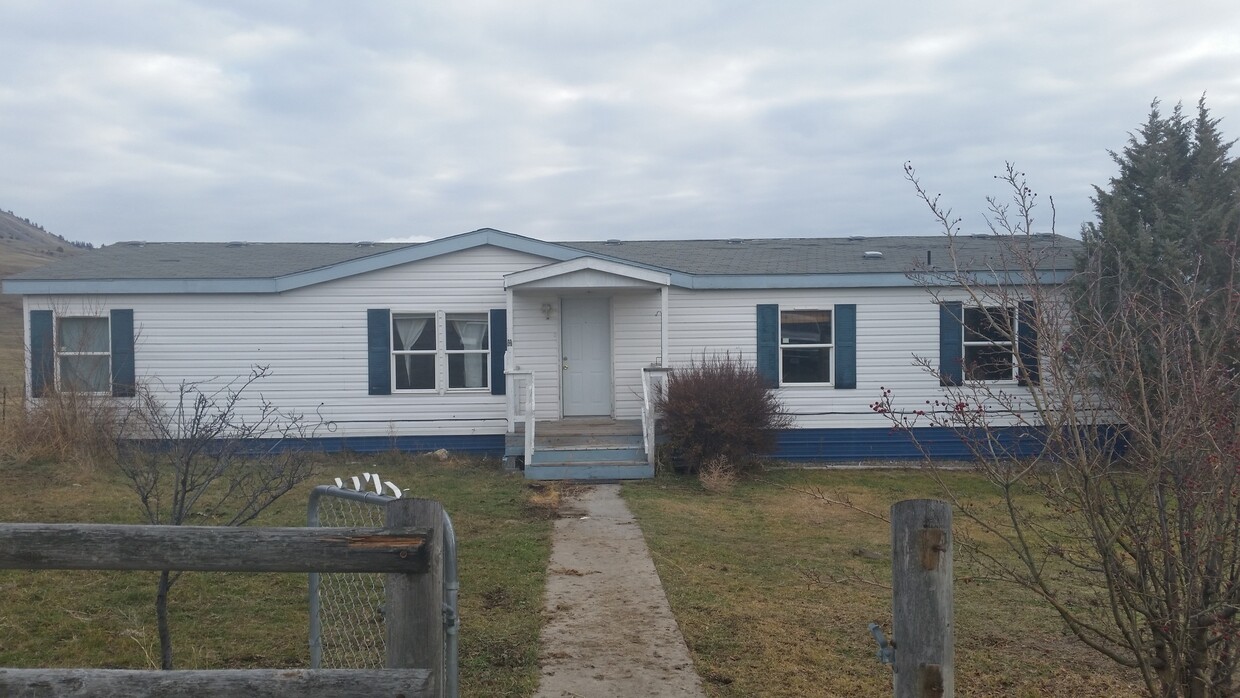 Primary Photo - Protor House with fenced yard