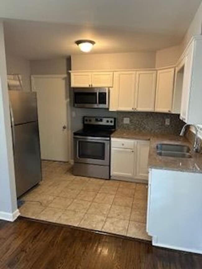 Building Photo - Charming 3 Bedroom 1 1/2 Bath