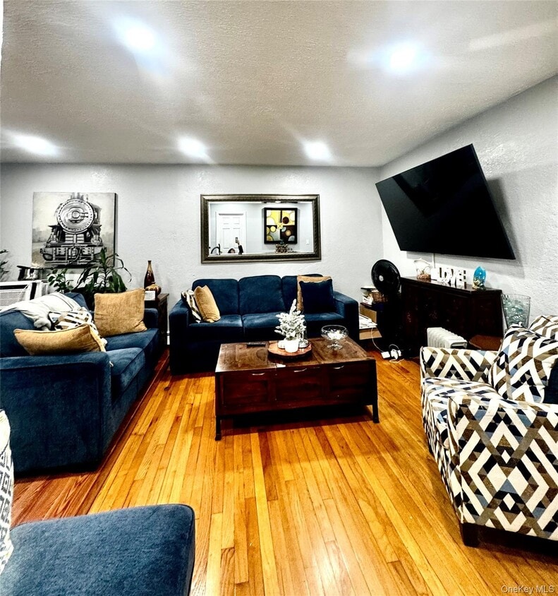 Foto principal - 62 E Greenwich Ave