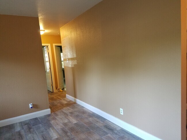 Building Photo - 2536 W Oakwood St