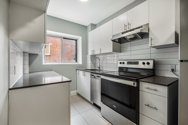 Building Photo - 4875 Av Bourret
