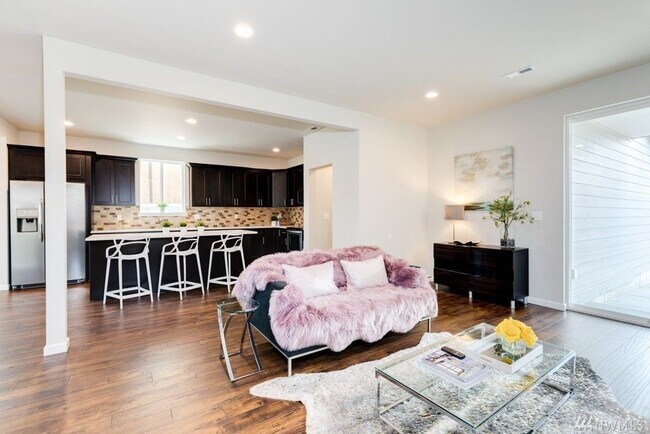 Foto del edificio - Newer 4 Bed 2.5 Bath with Bonus Room!!