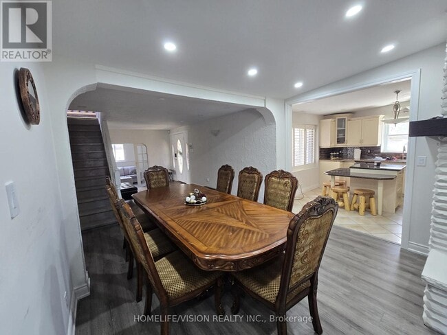 Building Photo - 2082 River Rd W