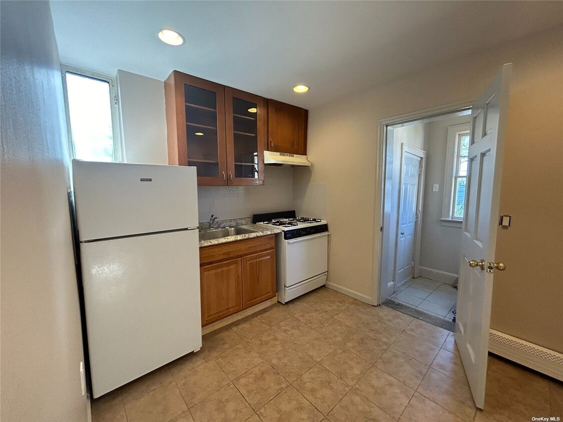 741 Clocks Blvd Unit 1 S, Massapequa, NY 11758 Room for Rent in