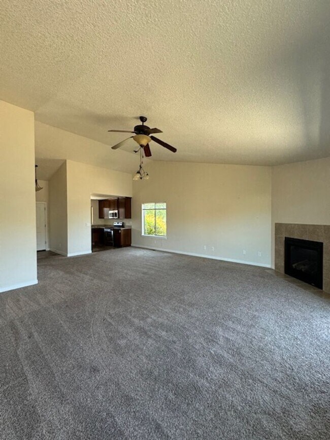 Foto del edificio - Dont miss out on this charming four bedroo...